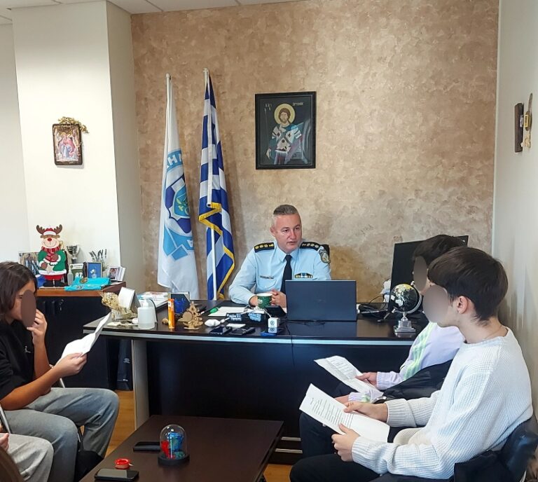 Μία διαφορετική συνέντευξη έδωσε ο Διευθυντής της Διεύθυνσης Αστυνομίας Κοζάνης σε μαθητές Λυκείων Κοζάνης, με αφορμή τη δημιουργία άρθρου σε σχολικό έντυπο με θέμα το «επάγγελμα του αστυνομικού»
