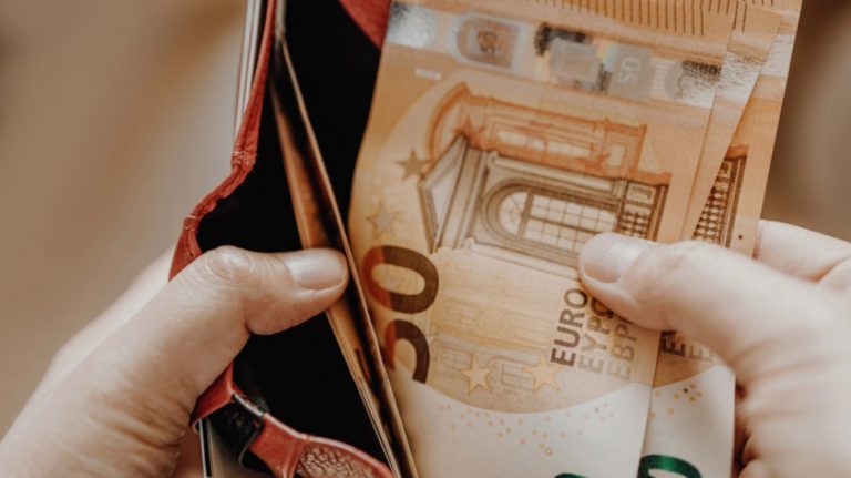 Κοινωνικά επιδόματα: Έρχεται η προπληρωμένη κάρτα του ΟΠΕΚΑ