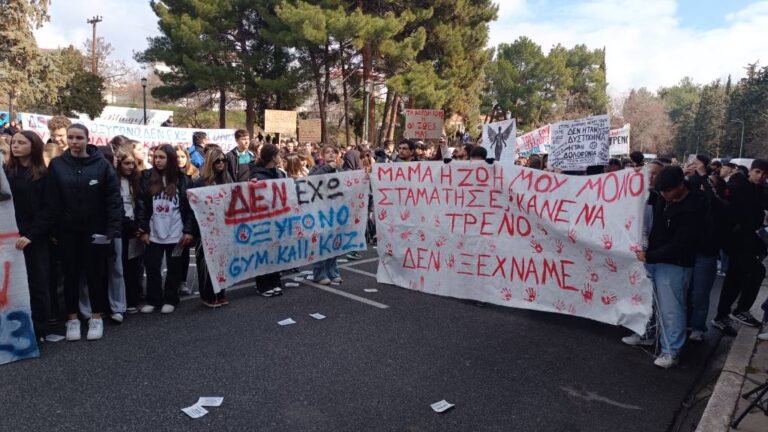 Κοζάνη : χιλιάδες κόσμου στη μεγάλη συγκέντρωση για τα Τέμπη – οι πολίτες ζητούν δικαιοσύνη (φωτογραφίες & βίντεο)