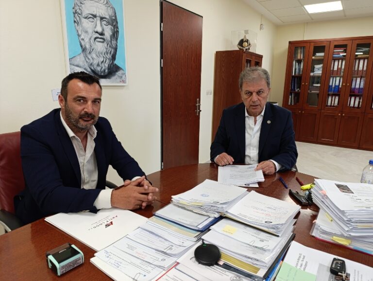 Περιφέρεια Δυτικής Μακεδονίας: Υπεγράφη η σύμβαση για την προμήθεια 1950 ποτιστρών και λάστιχου