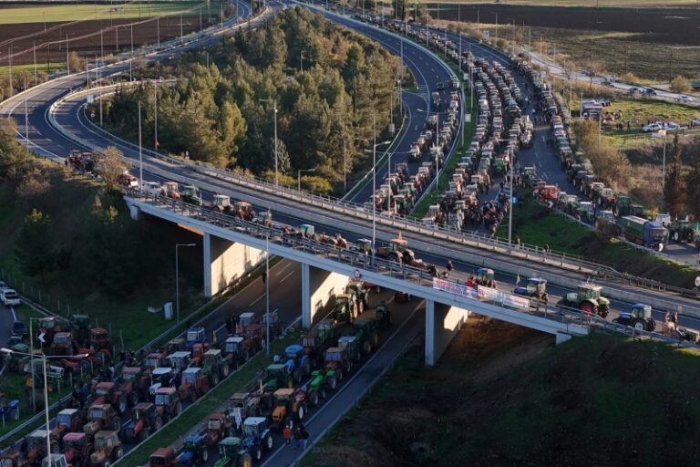Αγρότες: Κομμένη στα δύο παραμένει η χώρα – Βγαίνουν σήμερα τα τρακτέρ στα Μάλγαρα
