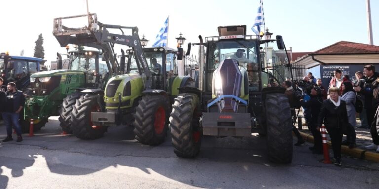 Μπήκαν στη Θεσσαλονίκη με τα τρακτέρ οι αγρότες -Έστησαν μπλόκο έξω από το λιμάνι