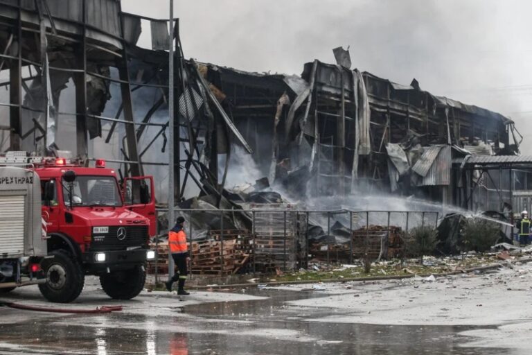 Τέσσερις εργαζόμενες νεκρές από τη μεγάλη φωτιά στο εργοστάσιο της μπισκοτοβιομηχανίας «Βιολάντα» στα Τρίκαλα