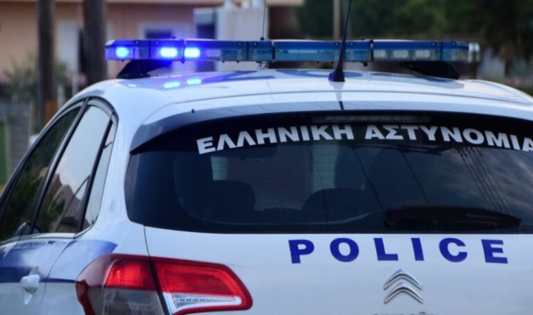 Συνελήφθη σε περιοχή της Καστοριάς 50χρονος αλλοδαπός, ο οποίος στερούνταν ταξιδιωτικών και λοιπών εγγράφων για τη νόμιμη παραμονή του στη χώρα και σε βάρος του εκκρεμούσε και απόφαση Δικαστηρίου