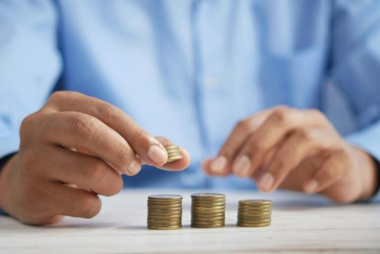 Μισθοί: Τι θα πάρουν εργαζόμενοι και συνταξιούχοι το 2027